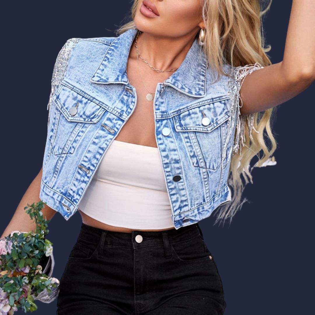 Maja – en statement-jeansväst med glamourösa detaljer